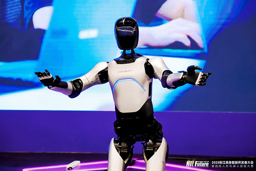 XKTY.COM星空远征A2成全球首个同时拥有中美欧认证的人形机器人